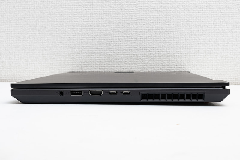 右側面。手前側からヘッドフォン/マイク兼用端子、USB 3.1、HDMI出力、USB 3.1 Type-C、Thunderbolt 4。Type-CとThunderboltは2基ともディスプレイ出力、給電端子(USB PD)として使える