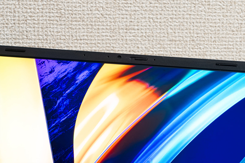 画面の上には約207万画素のWebカメラとトリプルアレイマイクを搭載