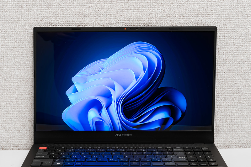 15.6型2,880×1,620ドットの有機ELディスプレイを搭載。色域はDCI-P3相当をカバー、リフレッシュレート120Hzに対応。VESAが定めるHDR向け有機ELディスプレイの基準である「DisplayHDR True Black 600」にも準拠する。