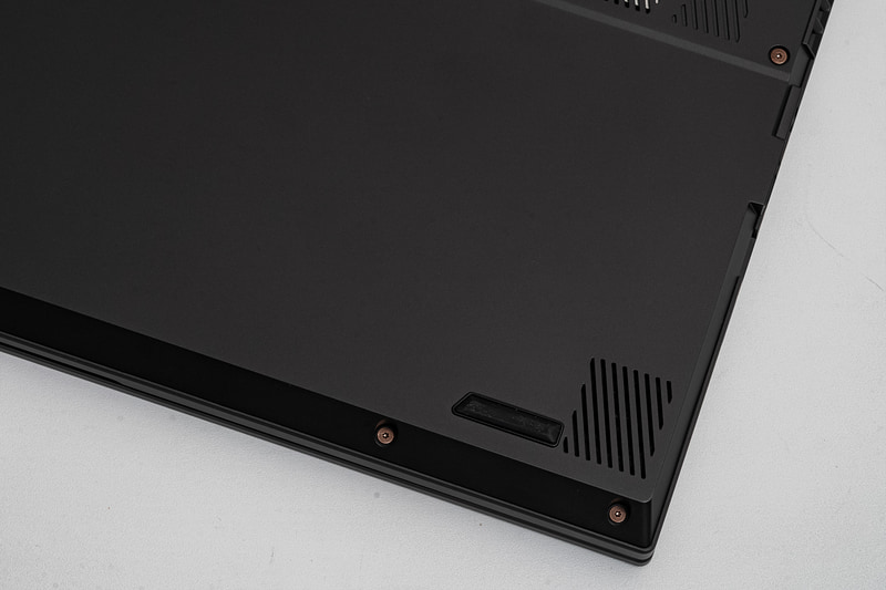 スピーカーは1.5W×2。音圧を350%に増幅するというスマートアンプを搭載しており、迫力あるサウンドを再生できる