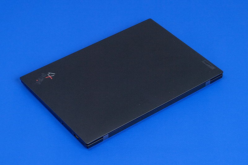 シリーズの特徴を受け継いだ直線的なデザイン