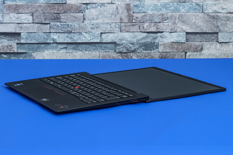 液晶は180度まで開く