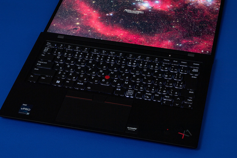 バックライトも装備し、暗い場所でも打鍵できる