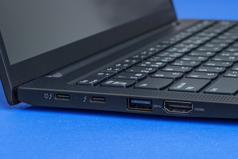 左側面にUSBが2ポートとUSB 3.0