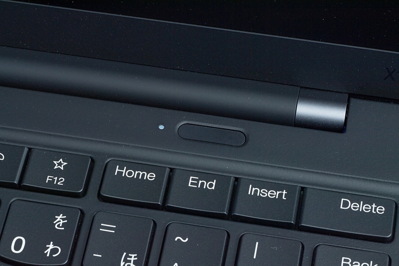 電源ボタンには指紋認証センサーを標準