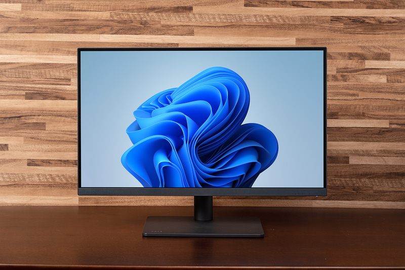 デザイナー向け液晶モニターと謳うだけあって、輝度や色のムラ、液晶特有のジラジラとした感じのない“フラットな”映像が得られる。PD2725Uよりも若干下側のベゼルが太くなっているが、些細な変更だ