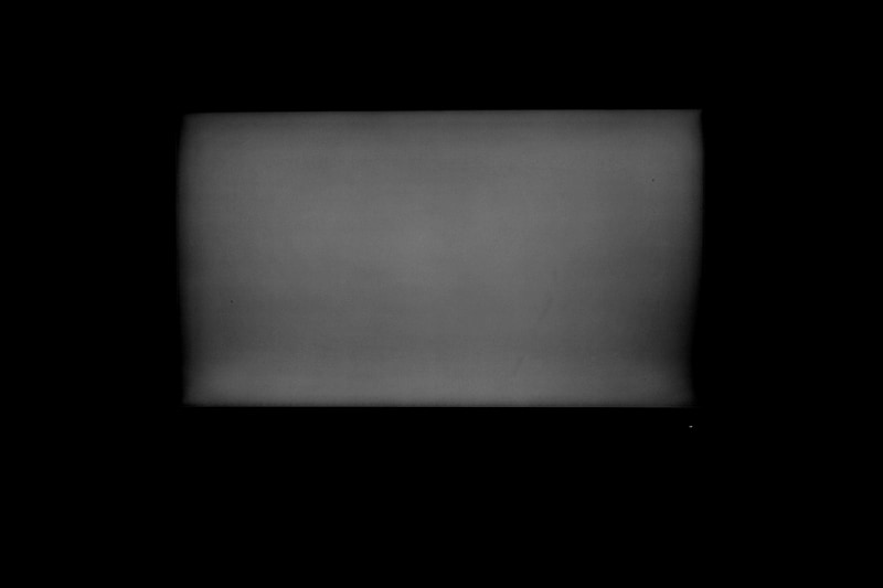 輝度ムラは写真では分かりにくいため、Photoshopでトーンカーブを調整してムラが目立つように調整してみた。輝度ムラ補正を切った状態(写真左)では画面の周辺部が暗くなりやすいが、ムラ補正を有効にすると(デフォルトでオン)確かにムラが減っている(写真右)。目視では補正をしなくともムラ補正の効き目を確認することができた。実際のクリエイティブワークにおいても、ユニフォーミティの高い映像が得られる。輝度ムラ補正がついて安価、というのがPD2705Uの一番のポイントだ