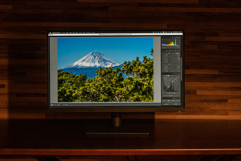 暗いスタジオの中等で作業する際に、撮影した画像を確認する時に有用なのが「暗室」モード。微妙な階調の違いがsRGB等よりも格段に見やすくなる