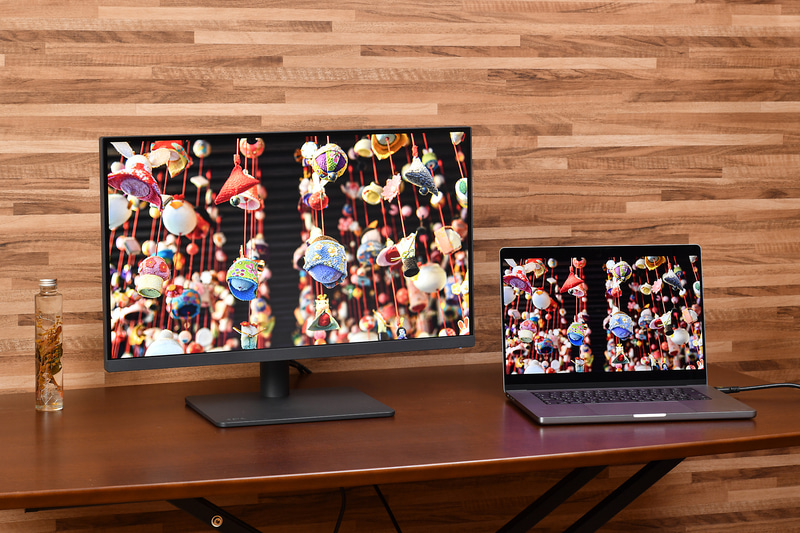 Macユーザー、特にノート型Macの外部モニターとして使いたい時に威力を発揮するのが「M-Book」モード。Macの液晶ディスプレイに近い発色になるよう調整されているので(上)、sRGB(下)等で使うよりも“違和感が小さい”。発色が全く同じになるわけではないが、調整なしでここまで色味を揃えられるのはありがたい