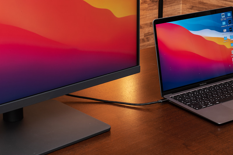 PD2705UのUSB Type-CはPower Delivery対応で最大65Wの給電が可能。USB Type-Cを添えた14型までのMacBookシリーズなら問題なくケーブル1本で動かすことができる。もちろんカラーモードはM-Bookモードで決まりだ