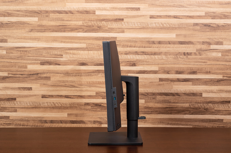 PD2705Uのスタンドはチルト(-5〜20度)やスイベル(左右15度)のほか、上下位置調整にも対応。上下の調整範囲は110mmに若干狭められた