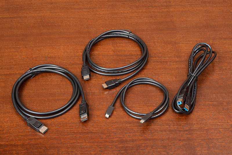 PD2705Uのに付属するケーブル類(電源ケーブル除く)。Type-Cを含めて各入力に対応したケーブルが用意されているので、あとから買い足す必要がない