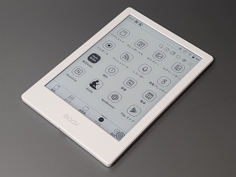 筐体は縦向きを前提としたデザイン。樹脂素材で高級感はあまりない