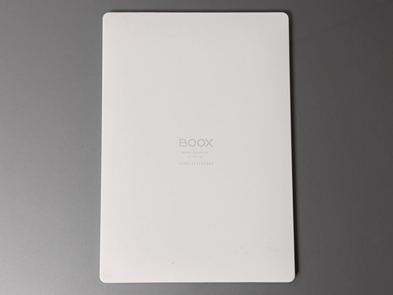 背面は凹凸もなくすっきりとしたデザイン。スピーカーは搭載しない