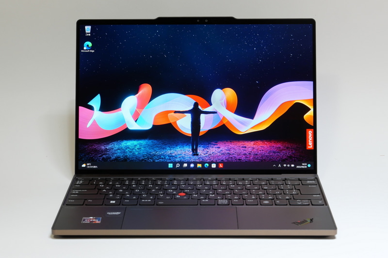 ディスプレイを開いて正面から見た様子