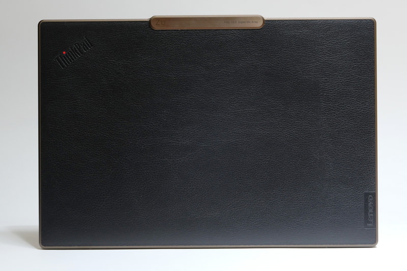 天板。天板には95%再生プラスチックを使用したビーガンレザーが貼り付けられており、これまでのThinkPadシリーズとは大きく異なる質感を実現