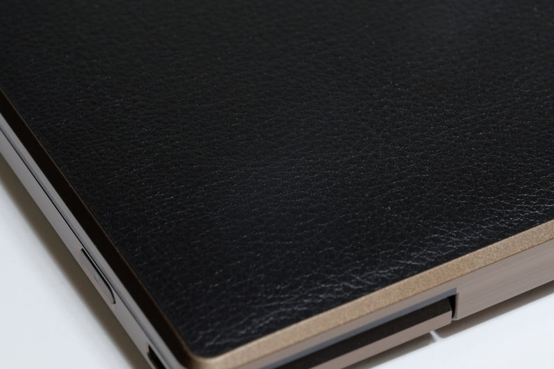 ビーガンレザーとはいえ、しっとりとした手触りは本物のレザーのような感触だ