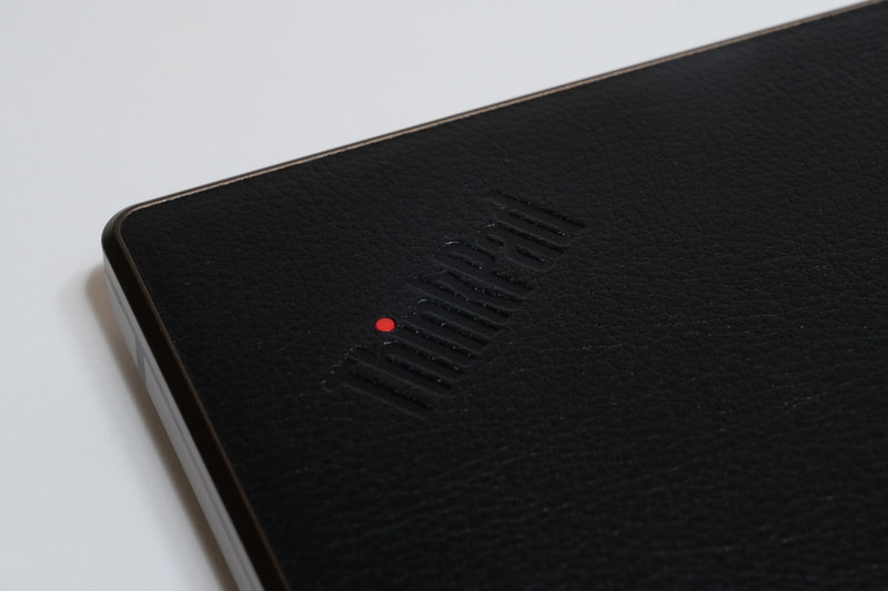 ビーガンレザーにThinkPadロゴが彫り込まれている