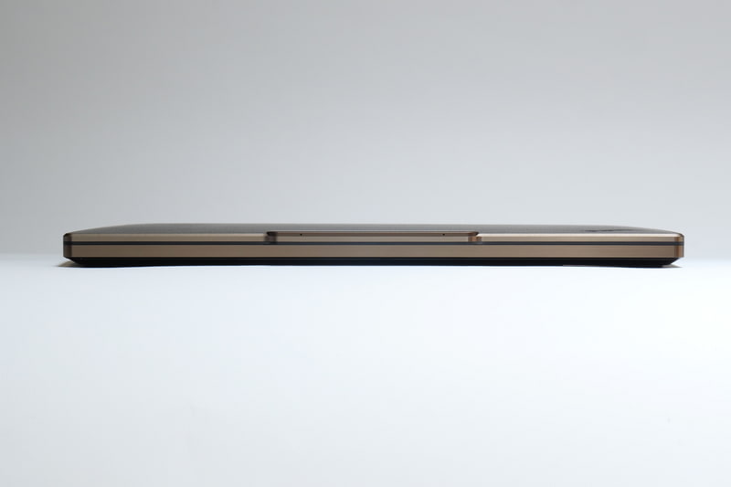 正面。本体素材のアルミニウム合金の質感をそのまま感じられるデザインを採用