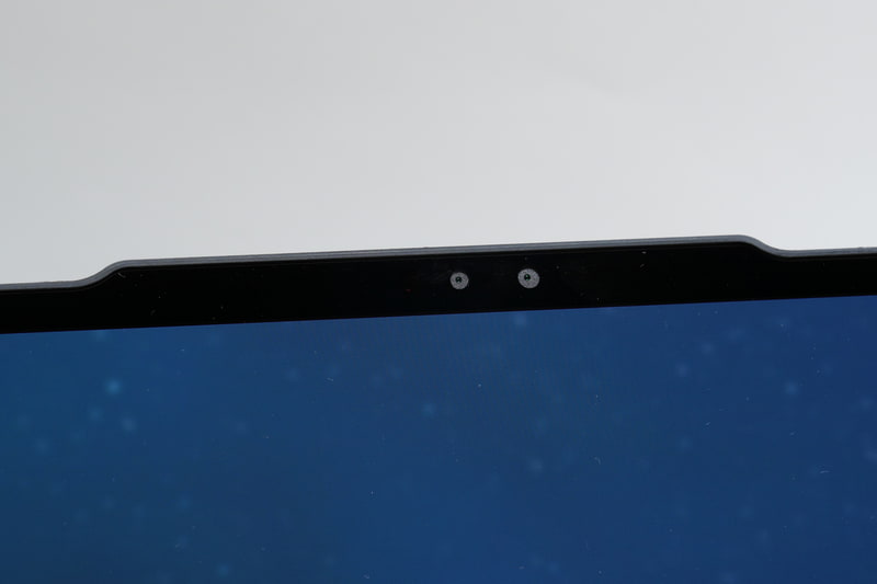 ディスプレイ上部は、カメラなどを内蔵するための突起がある