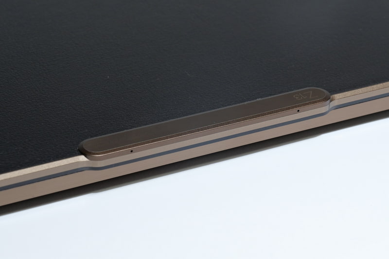 突起部は、天板上部にも飛び出している。ディスプレイを閉じた状態でもそれらが飛び出しているが、デザイン上のアクセントにもなっている