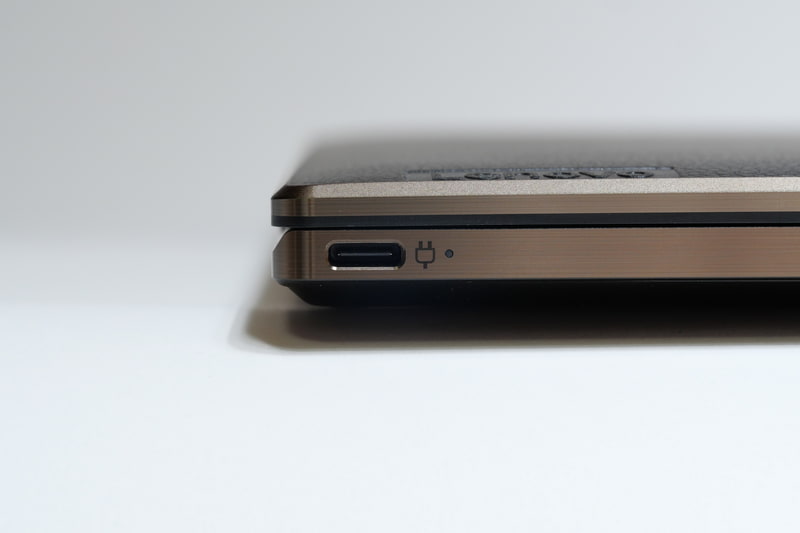 左側面にはUSB4を1ポート配置