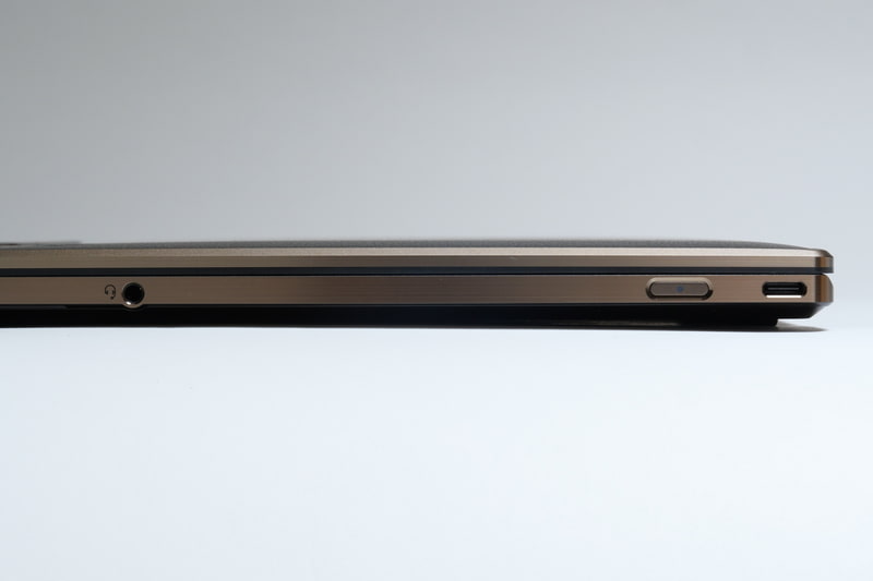 右側面にはオーディオジャックとUSB4を1ポート配置。ポート類は必要最小限だ。また、電源ボタンも右側面に配置している