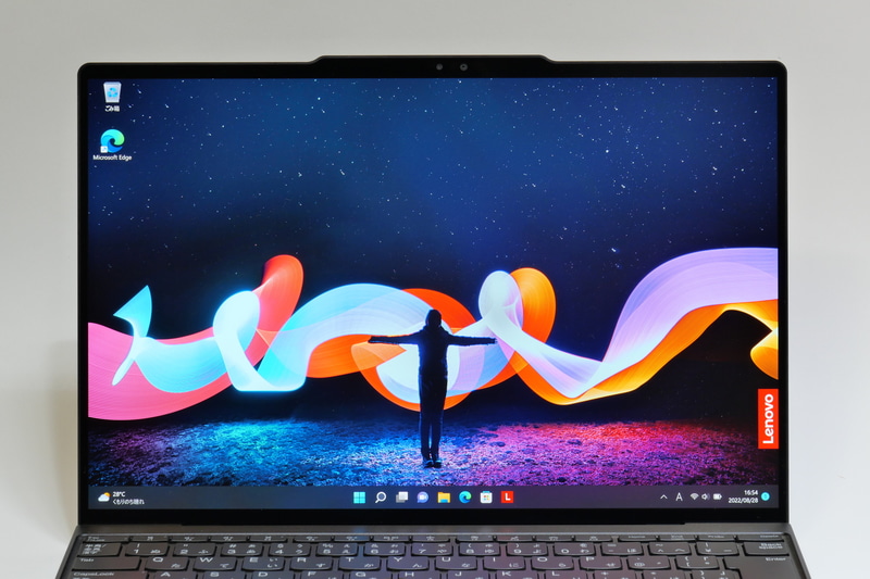 アスペクト比16:10の13.3型ディスプレイを採用。複数のパネルが用意されるが、試用機は2,880×1,800ドット表示対応の有機ELパネルを搭載。10点マルチタッチにも対応している