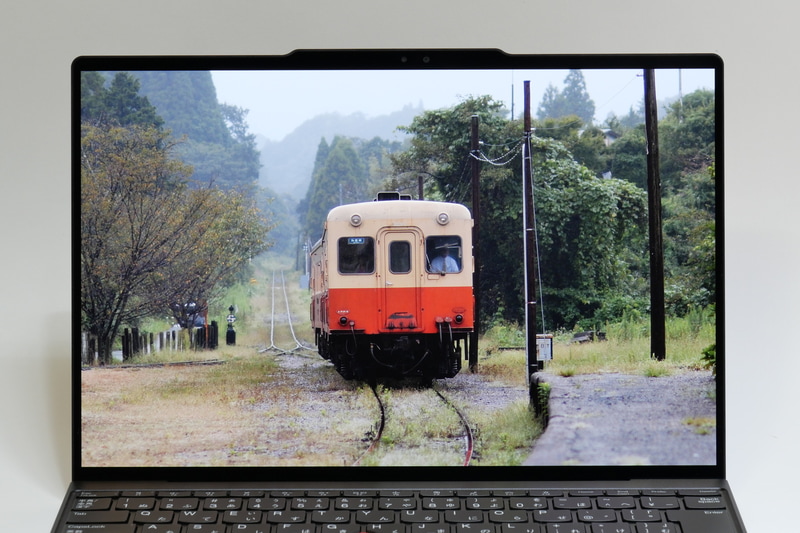 有機ELパネルらしく非常に鮮やかな発色で、表示性能は申し分ない。ただ光沢パネルのため、外光の映り込みは気になる