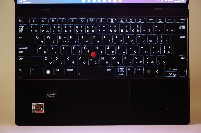 キーボードバックライトも内蔵しており、暗い場所でも快適にタイピング可能