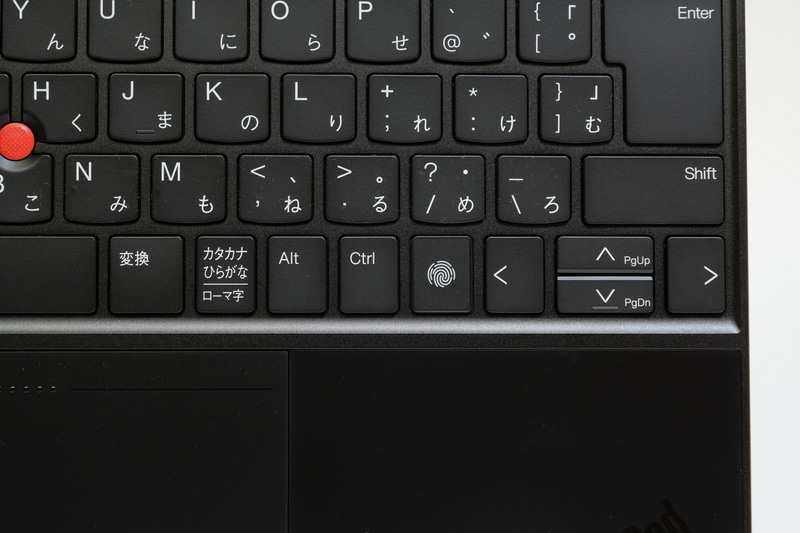 右Ctrlの横に指紋認証センサーを配置している関係で、その周辺はキーピッチがやや狭くなっている。また、カーソルキーが1段下がっていない点も少々残念
