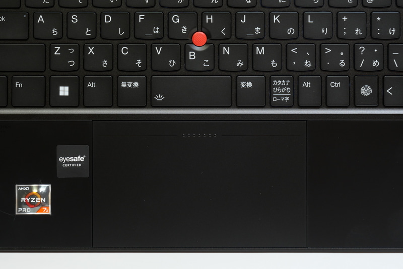 ポインティングデバイスは、スティックタイプのTrackPointとタッチパッド「クリックパッド」を同時搭載