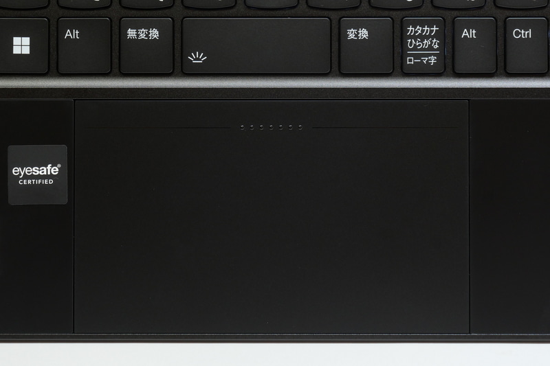 クリックパッドは、振動フィードバックを備える感圧式で、物理クリック機能は非搭載。ただ、心地よい振動フィードバックで、クリック操作も問題なく行なえる。また面積が広がっている点も特徴だ