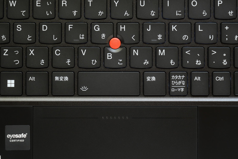 スティックタイプのTrackPointは、下部の物理クリックボタンがなくなり、クリックパッド上部をタッチ式のクリックボタンとして利用。クリック操作時に振動フィードバックはあるが、指の感触でボタンの位置がわかりにくく、使いづらく感じる