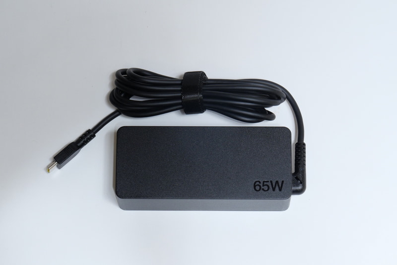 付属ACアダプタは出力65Wで、USB Type-C接続仕様