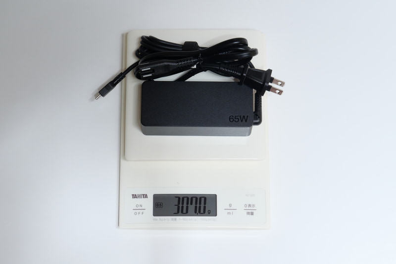 付属ACアダプタの重量は、電源ケーブル込みで実測307gとやや重い