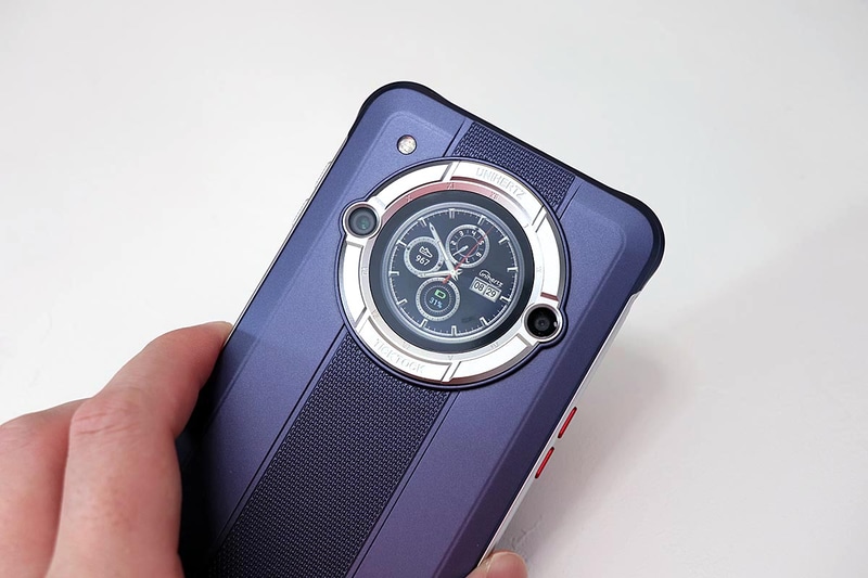 ベゼルにローマ数字をエンボスで刻印、より時計らしさが増した