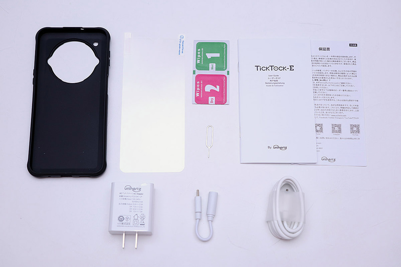 付属品。予備の液晶保護フィルムやACアダプタ、USBケーブル、背面カバー、そしてUSB Type-C→3.5mm変換アダプタが付属する