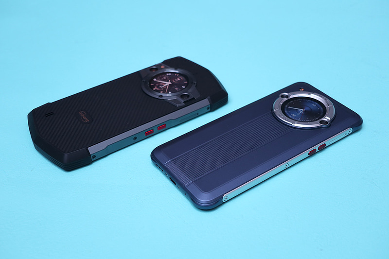 背面の円形サブ液晶は継承しつつ、スリムになり、よりスポーティーな筐体に