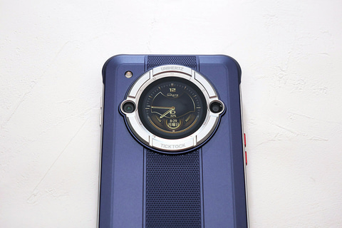 Hothotレビュー】カジュアルに持ち運べる円形サブ液晶搭載スマホ