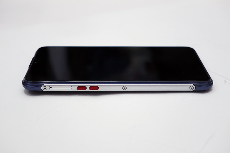 左側面にSIMスロットを備えるほか、2つのプログラマブルボタンを備える