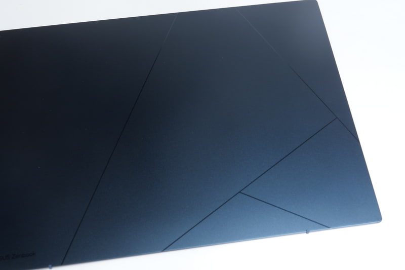 天板には、Zenbookシリーズおなじみの同心円状のヘアラインではななく、ASUSのコーポレートロゴとしても利用されている”Aモノグラム”が彫り込まれている