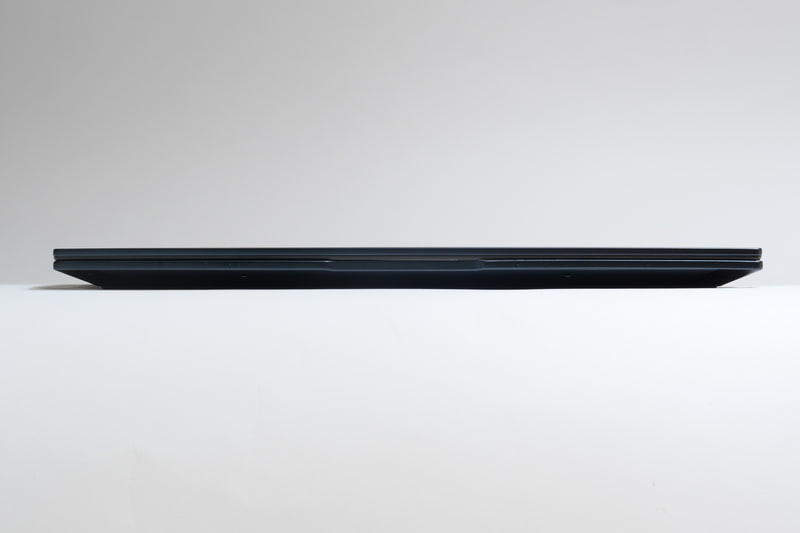 本体正面。ボディはアルミニウム合金を採用し、細部まで緻密に加工されている