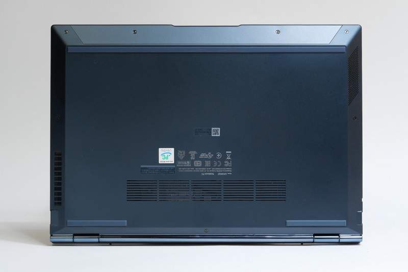 底面。フットプリントは313.6×220.6mm(幅×奥行き)と、14型ノートPCとしてなかなかのコンパクトさを実現