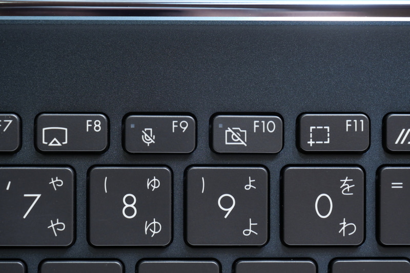 Webカメラに物理シャッターは搭載しないが、カメラやマイクを電気的にオフにできる専用ボタンで対応