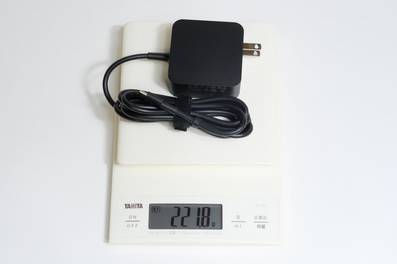 ACアダプタの重量は、実測で221.8gだった