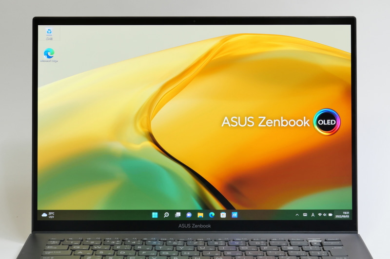 2,880×1,800ドット表示対応の14型有機ELディスプレイを搭載。10点マルチタッチ対応のタッチパネルも標準搭載している