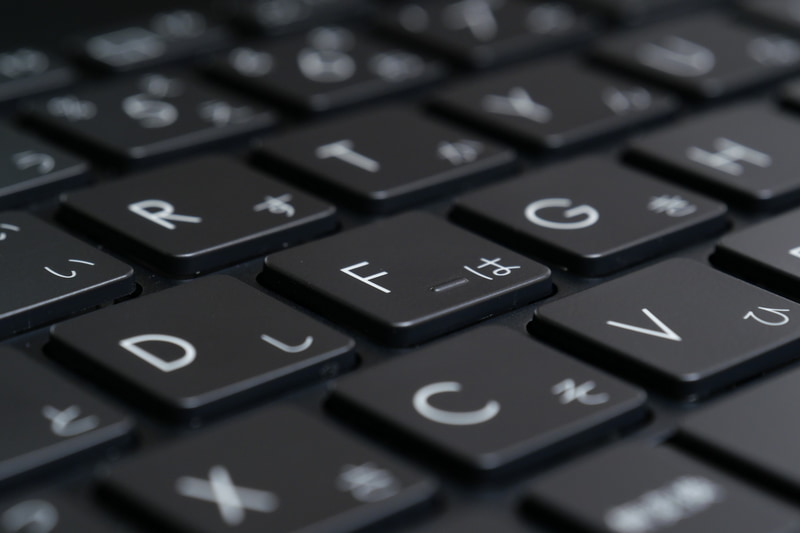 キーストロークは約1.5mm。やや軽めのタッチだが、しっかりとしたクリック感が感じられ、打鍵感は良好