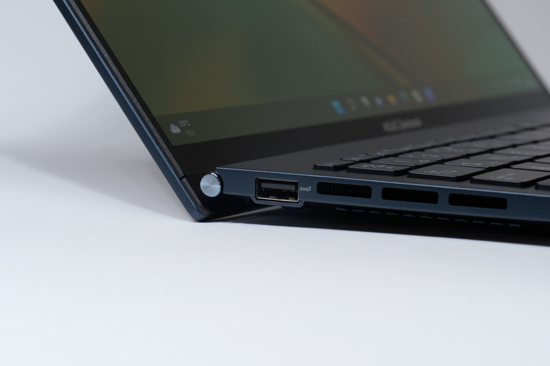 ディスプレイを開くと本体後方が持ち上がり、キーボード面に適度な角度がつくエルゴリフトヒンジ構造を採用しており、快適なキー入力に寄与している