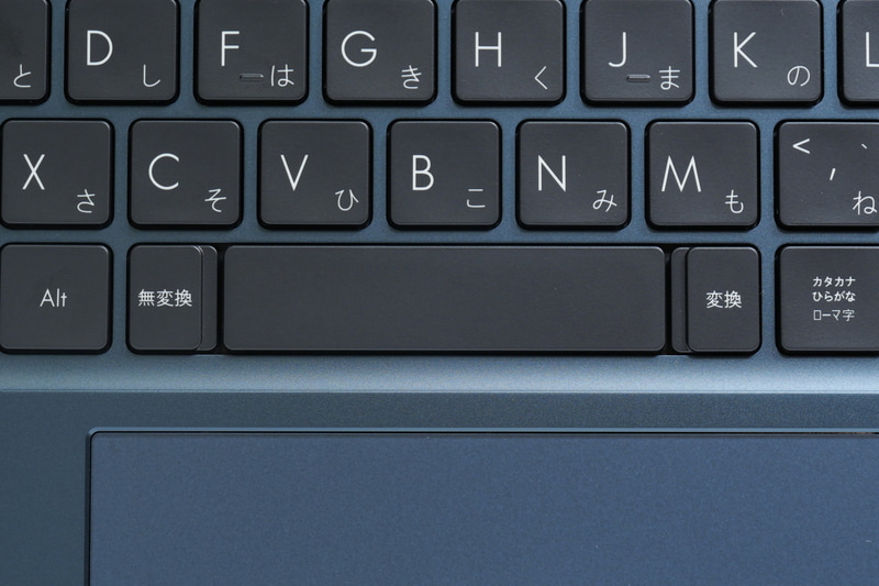 [無変換][変換]キーは、スペースキーを分割して搭載